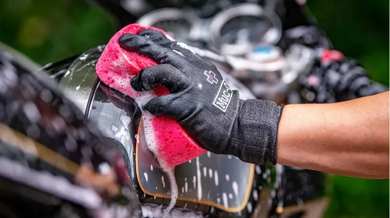 Muc-Off Expanding Microcell Sponge in Pink-2